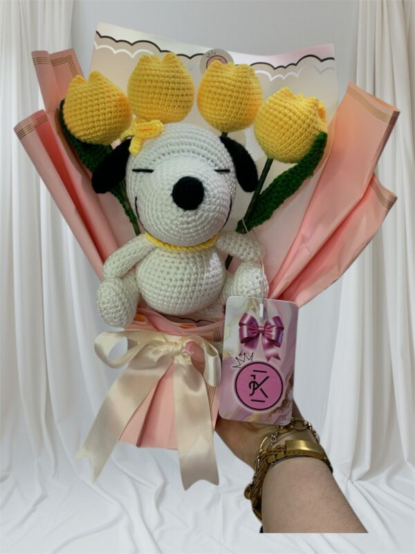 Ramo de Crochet Snoopy con 4 Tulipanes